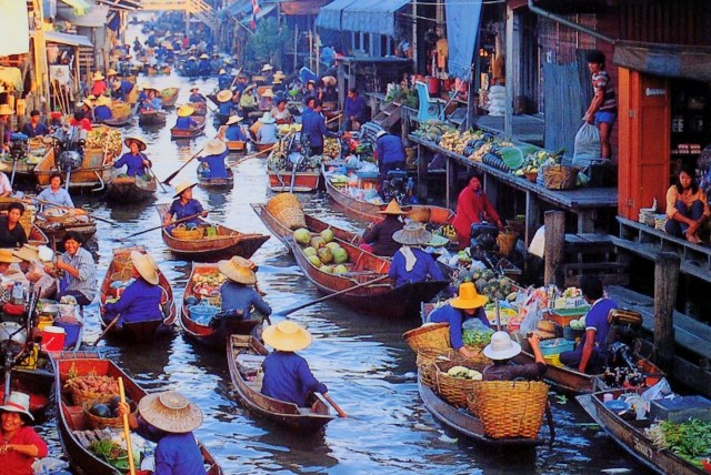 Floating Market photo courtesey: someone else :)