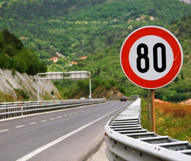 This road has a maximum speed limit of 80 km/hr